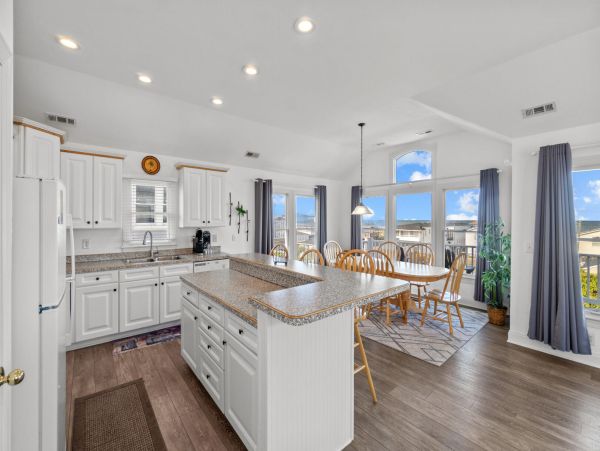 Outer Banks Vacation Rental Kitty Hawk Pet-Friendly Beach House with Pool & Hot Tub