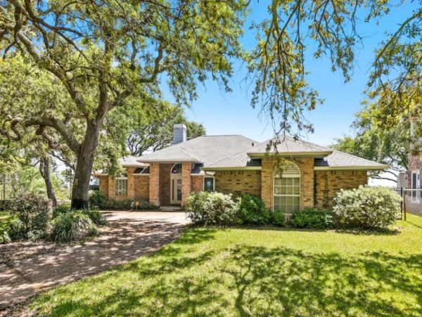 Comfortable Beach Front Home with Four Bedrooms & Amazing View