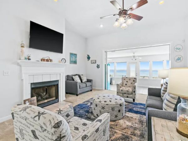 Comfortable Beach Front Home with Four Bedrooms & Amazing View