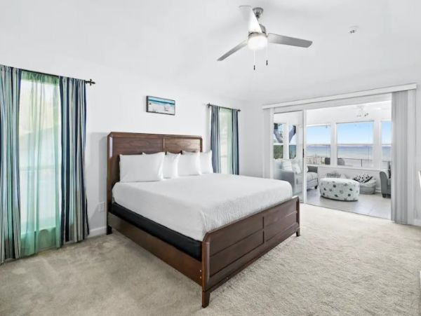 Comfortable Beach Front Home with Four Bedrooms & Amazing View