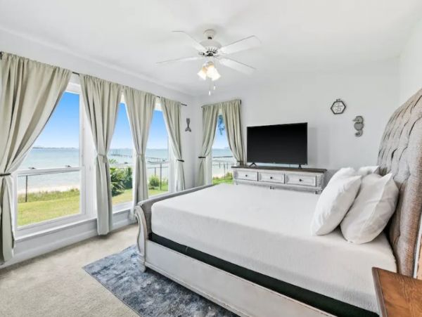 Comfortable Beach Front Home with Four Bedrooms & Amazing View