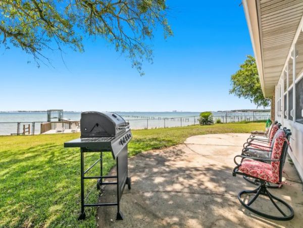 Comfortable Beach Front Home with Four Bedrooms & Amazing View
