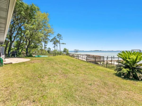 Comfortable Beach Front Home with Four Bedrooms & Amazing View