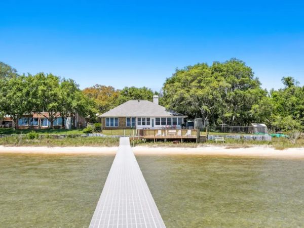 Comfortable Beach Front Home with Four Bedrooms & Amazing View