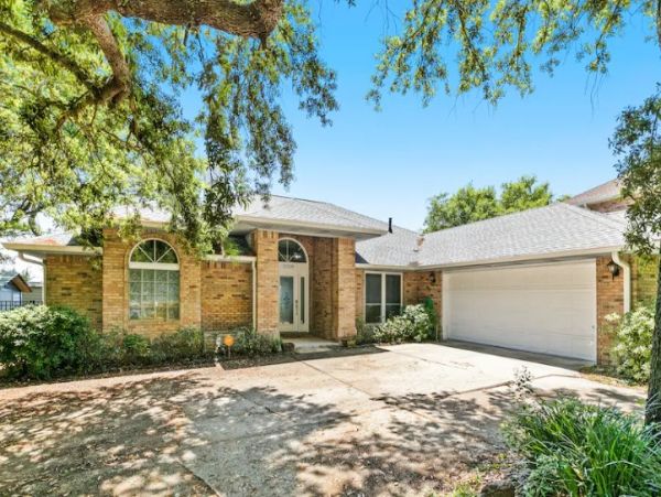 Comfortable Beach Front Home with Four Bedrooms & Amazing View