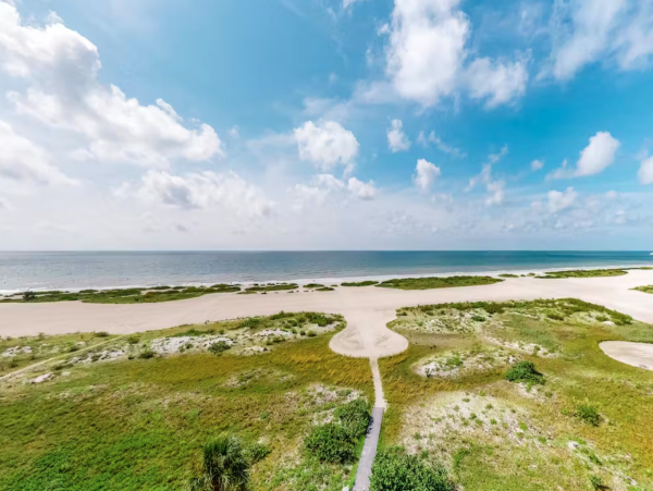 Clearwater condo on beach with pool and tennis