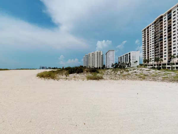 Clearwater condo on beach with pool and tennis