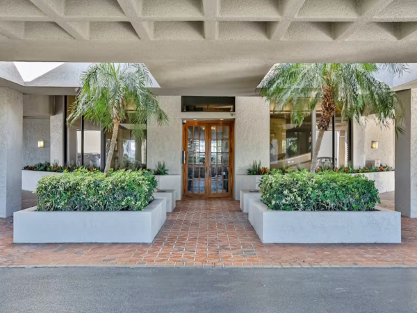 Clearwater condo on beach with pool and tennis