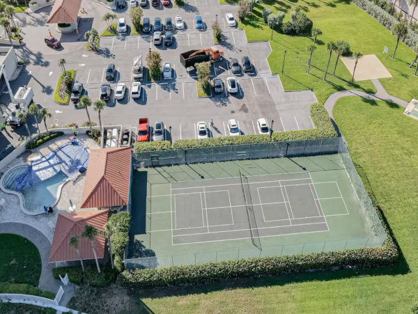 Clearwater condo on beach with pool and tennis