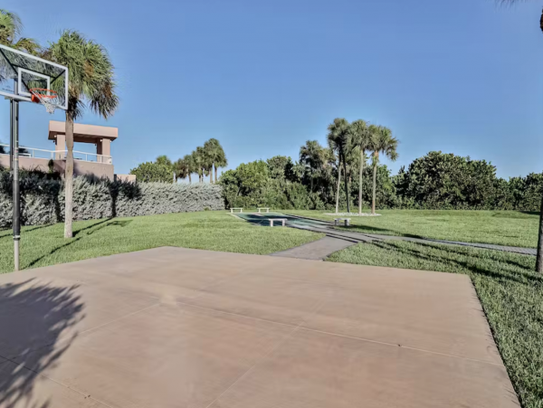 Clearwater condo on beach with pool and tennis