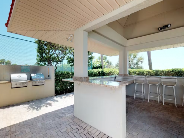 Clearwater condo on beach with pool and tennis
