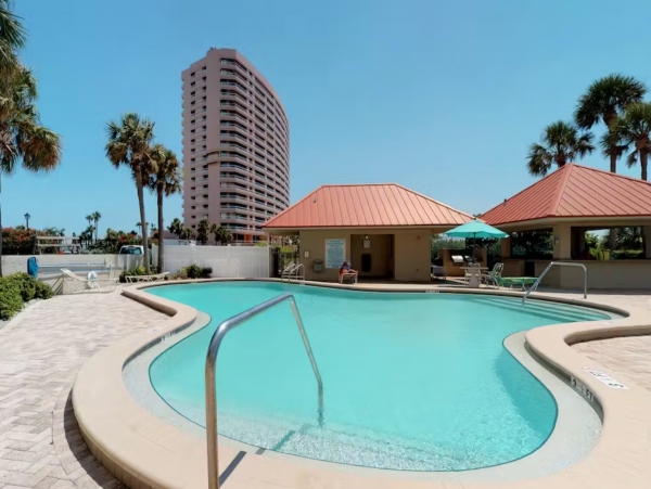 Clearwater condo on beach with pool and tennis