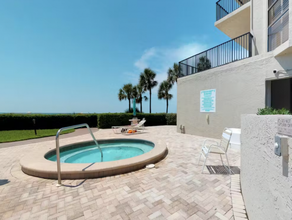Clearwater condo on beach with pool and tennis