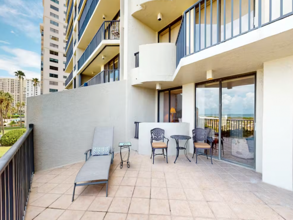 Clearwater condo on beach with pool and tennis