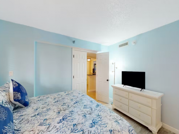 Clearwater condo on beach with pool and tennis