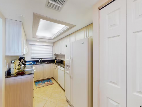 Clearwater condo on beach with pool and tennis