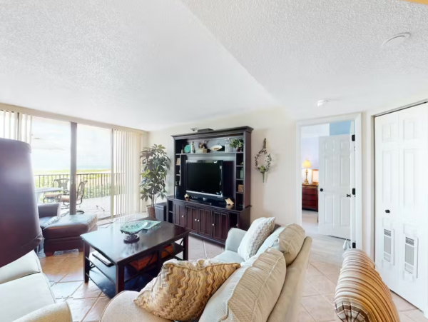 Clearwater condo on beach with pool and tennis