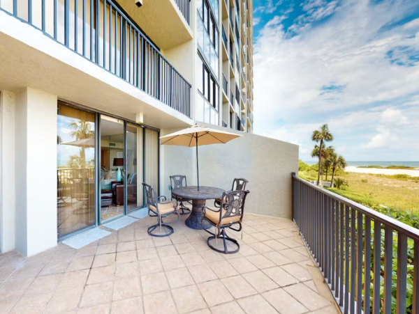 Clearwater condo on beach with pool and tennis