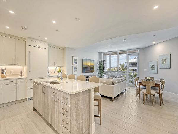 Exquisite 2-Bedroom Island Retreat in Siesta Key with Private Terrace