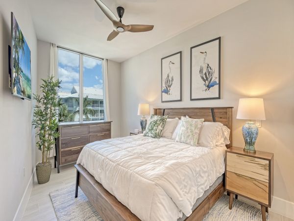 Stylish Siesta Key Escape with 3 Bedrooms, Right by the Beach