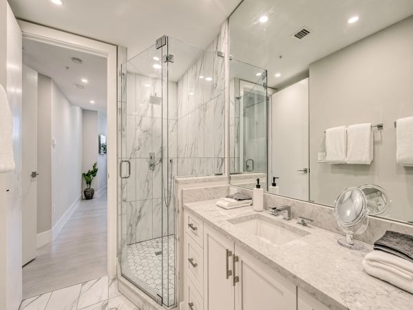 Stylish Siesta Key Escape with 3 Bedrooms, Right by the Beach
