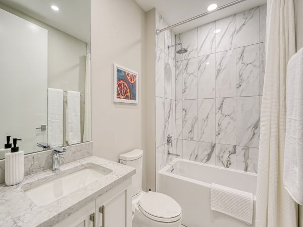 Stylish Siesta Key Escape with 3 Bedrooms, Right by the Beach