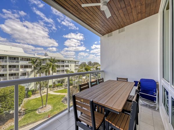 Stylish Siesta Key Escape with 3 Bedrooms, Right by the Beach