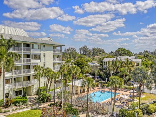 Stylish Siesta Key Escape with 3 Bedrooms, Right by the Beach