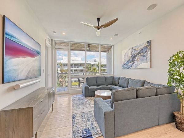 Stylish Siesta Key Escape with 3 Bedrooms, Right by the Beach