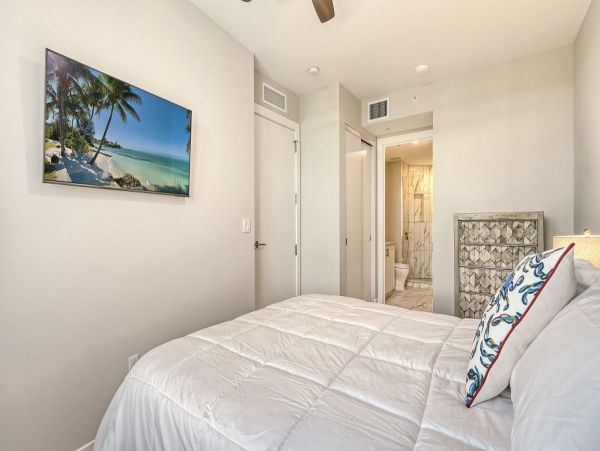 Stylish Siesta Key Escape with 3 Bedrooms, Right by the Beach