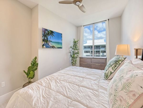 Stylish Siesta Key Escape with 3 Bedrooms, Right by the Beach