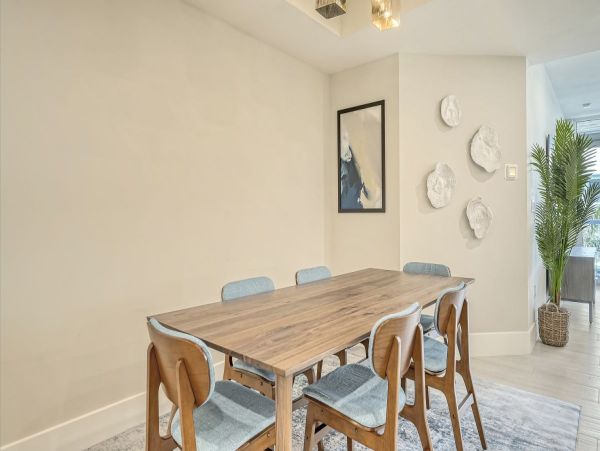 Stylish Siesta Key Escape with 3 Bedrooms, Right by the Beach