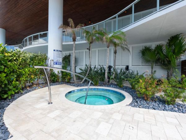 Stylish Siesta Key Escape with 3 Bedrooms, Right by the Beach