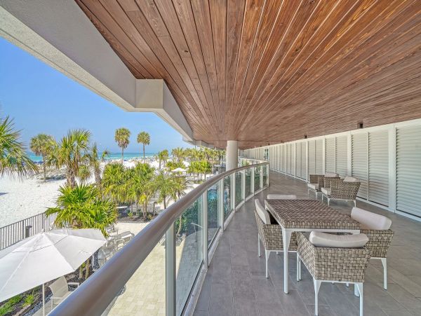 Stylish Siesta Key Escape with 3 Bedrooms, Right by the Beach