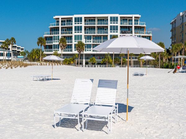 Stylish Siesta Key Escape with 3 Bedrooms, Right by the Beach