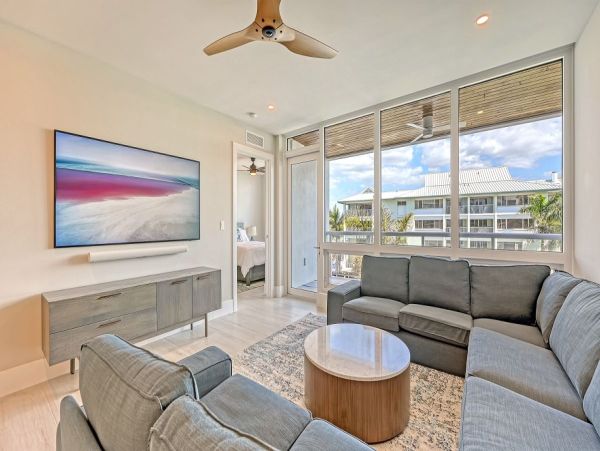 Stylish Siesta Key Escape with 3 Bedrooms, Right by the Beach