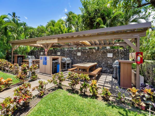 Spacious 3-Bedroom Ocean View Condo - Steps from Kamaole III Beach