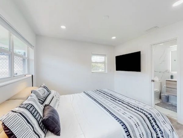 Three Bedrooms Vacation Home in Lighthouse Point