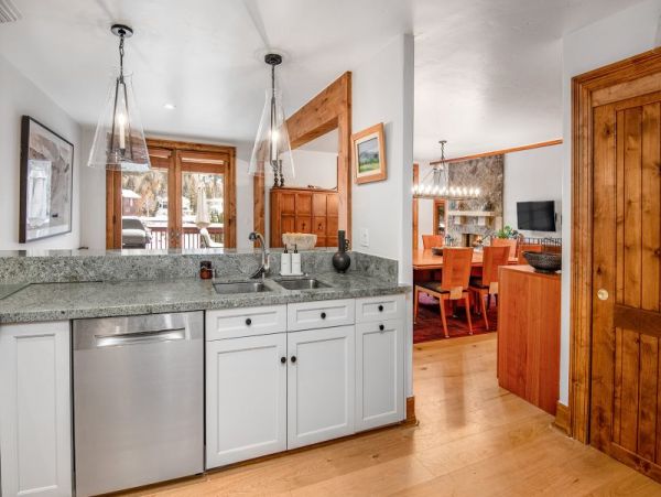 Vail Vacation Duplex Four Bedroom Walk to Ski Area