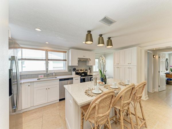 Bradenton Beach Vacation Home Four Bedroom Walk to Beach