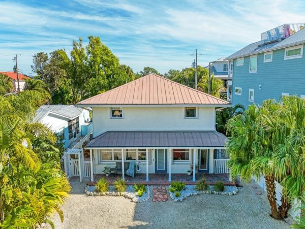 Bradenton Beach Vacation Home Four Bedroom Walk to Beach