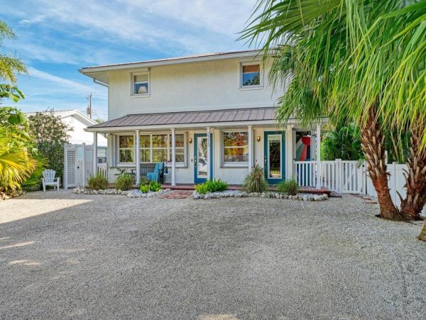 Bradenton Beach Vacation Home Four Bedroom Walk to Beach