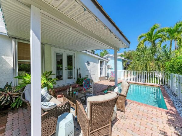Bradenton Beach Vacation Home Four Bedroom Walk to Beach