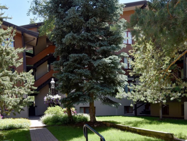 Walk to Chair lift 6 in Golden Peak and shopping and dining in Vail Village