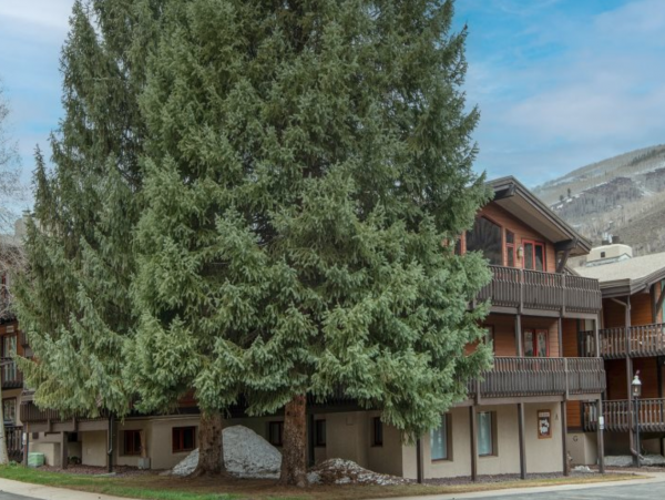 Walk to Chair lift 6 in Golden Peak and shopping and dining in Vail Village