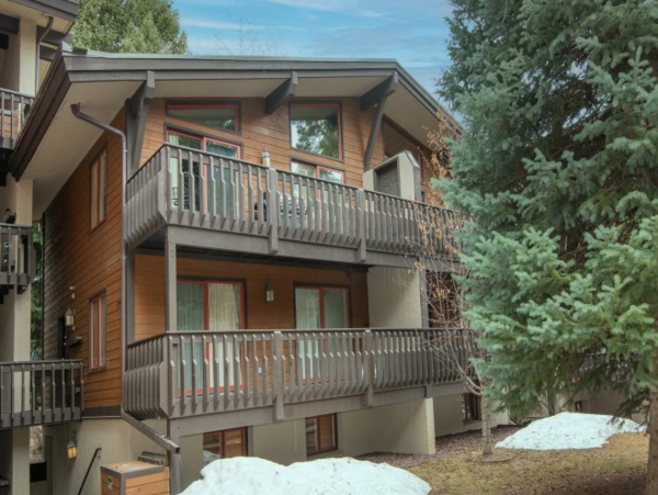 Walk to Chair lift 6 in Golden Peak and shopping and dining in Vail Village