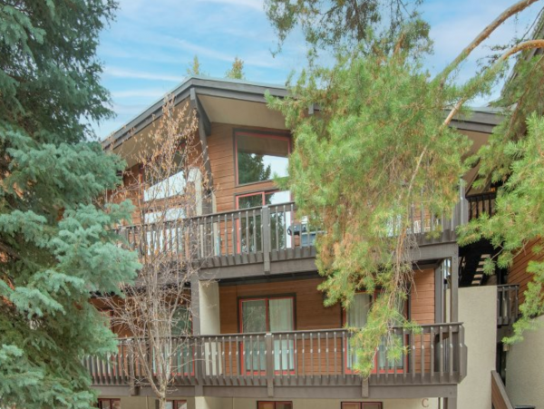Walk to Chair lift 6 in Golden Peak and shopping and dining in Vail Village