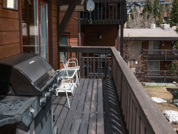 Walk to Chair lift 6 in Golden Peak and shopping and dining in Vail Village