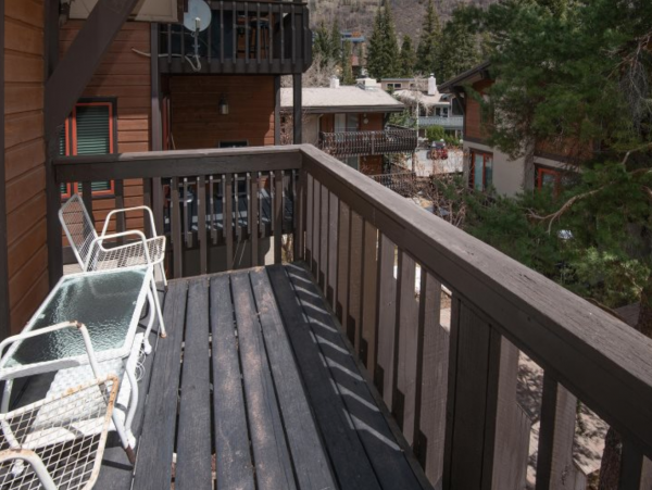 Walk to Chair lift 6 in Golden Peak and shopping and dining in Vail Village