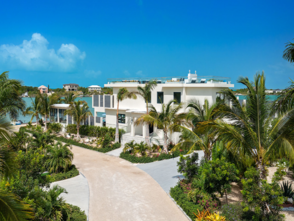 Luxury Vacation Rental with 4 Bedrooms in Turks and Caicos